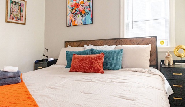 Cozy 2BR/1BA just 2 miles away from Capitol Hill! l Bright and Clean!