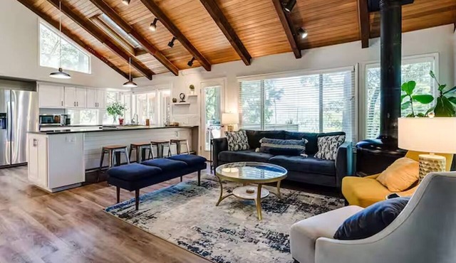 Cozy A-Frame Retreat with Mountain Views in Eugene