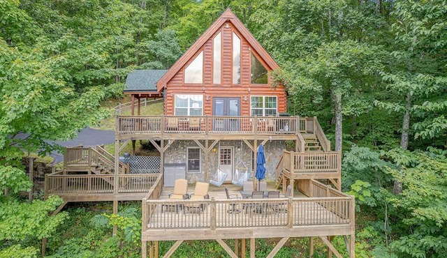 COZY BEAR CABIN - Private, Cozy, Family Friendly, Mountain Views, Pool Table!