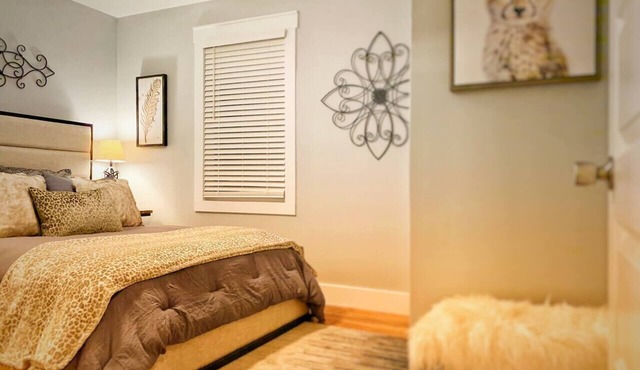 Cozy Blue Bungalow Walk Downtown! Free parking!