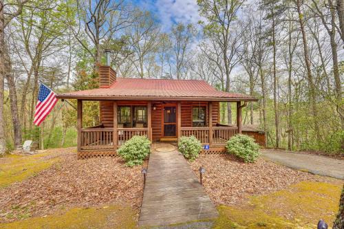Cozy Cabin in Private Location w/Hot Tub & Grill!