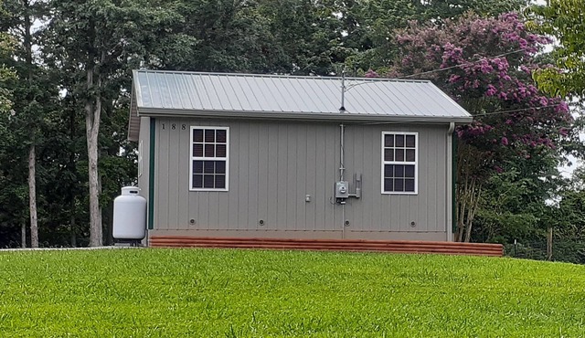 Cozy cabin minutes from Lake Cumberland with room for your boat.