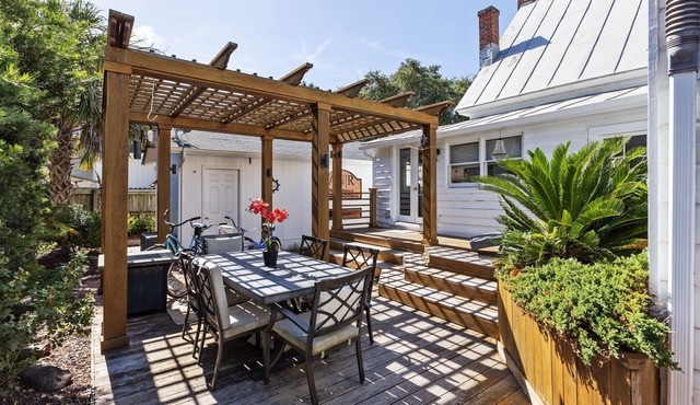 Cozy Carriage House. 1 bed 1 marble bath w/tub 1 block from water. Sleeps 3