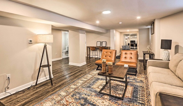 Cozy-Chic Cincy Apartment < 4 Mi to Dtwn & Stadium