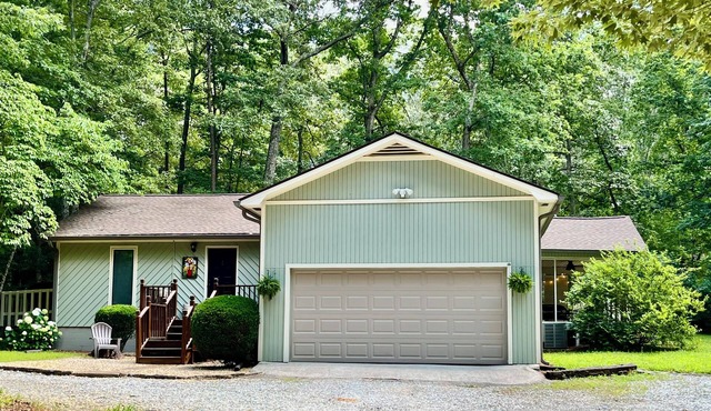 Cozy, clean, spacious in town cottage