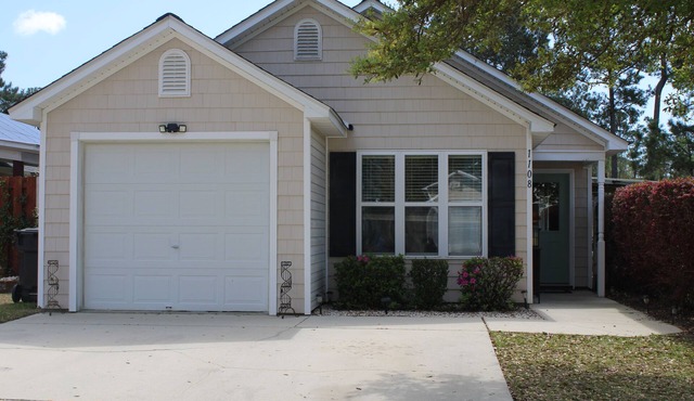 Cozy Coastal Escape Near Carolina & Wrightsville Beach Dog-Friendly