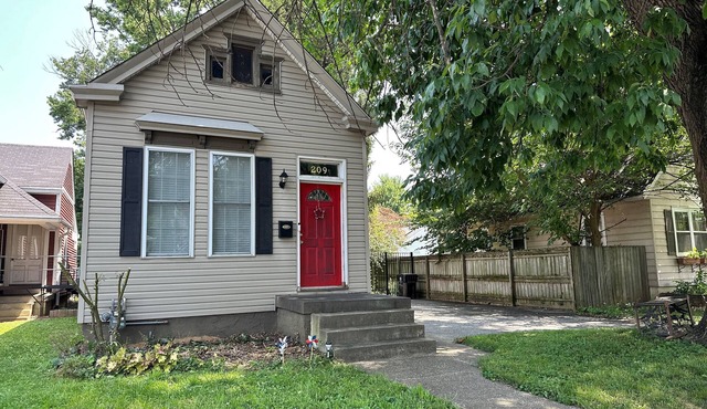 Cozy Derby Home 2 Bedroom Shotgun style home, with Large Adorable Loft