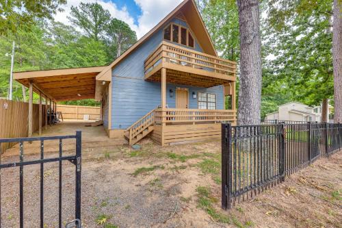 Cozy Eclectic Cabin w/Lake Views & Shared Dock!