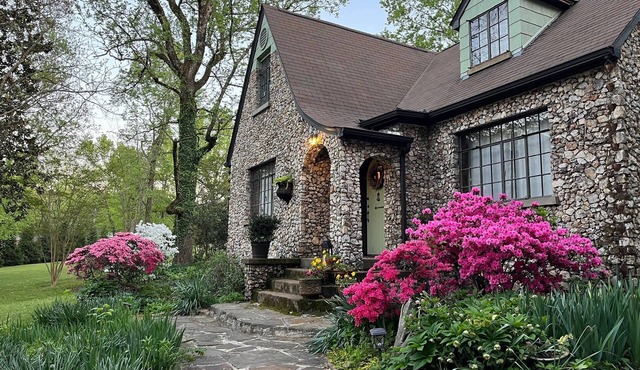 Cozy English Cottage on Wooded Grounds 10 mins to Downtown Chattanooga