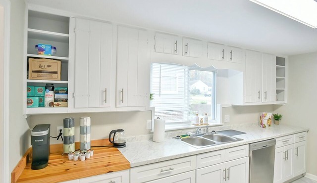Cozy & Modern - Fire Pit Grill - Pet friendly in Greensboro