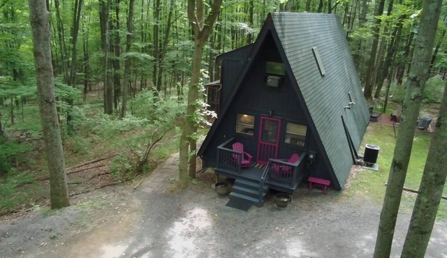 Cozy Modern Private Cabin w/Hot Tub in Coolfont.