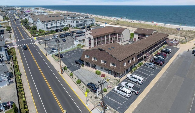 Cozy Queen at The Windswept in Point Pleasant Beach