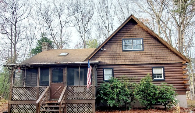 Cozy, rustic 3-bedroom cabin in fabulous Lake Raystown with AC