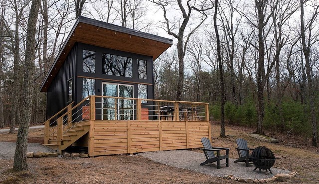 Cozy Secluded Studio Chalet with Outdoor Shower & Scenic Brow Views near Cloudland Canyon State Park, Menlo, Georgia
