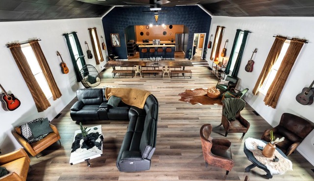 Cozy, spacious retreat in Auburn with game area and large family entertaining