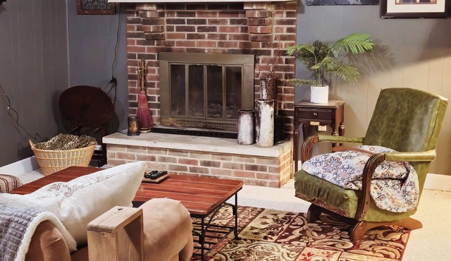 Cozy studio in Richmond, close to the interstate.Includes WiFi, fireplace
