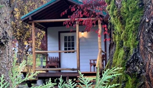 Cozy Studio-Style Cabin for a Glamping Getaway in Clearwater, Oregon in Idleyld Park
