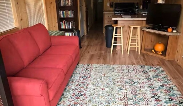 Cozy Tiny Home Near Stevens Pass – Ideal for Nature Lovers - with WiFi! in Monroe