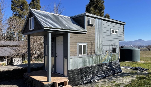 Cozy Tiny House! Small But Mighty ~ Comfy & Gorgeous Location in Central Point