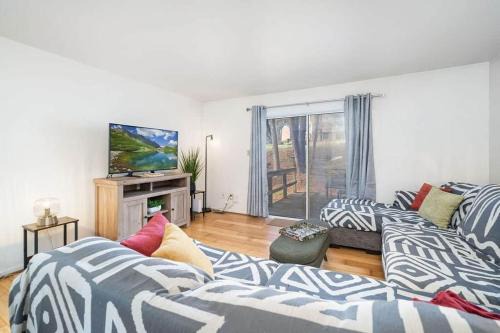Cozy Townhome Free Parking Near