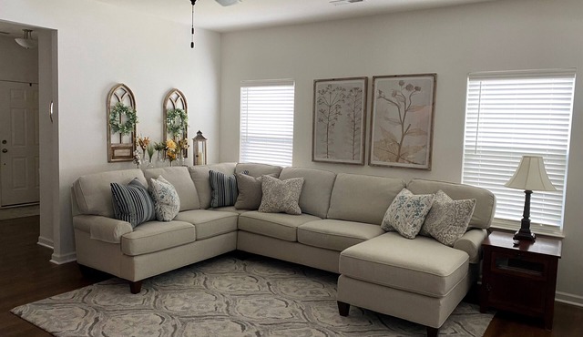 Cozy Townhome in Quiet Neighborhood