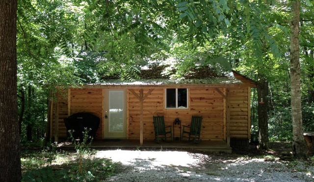 Cozy Two Person Cabin Rental near London, Kentucky, with direct access to Daniel Boone National Forest