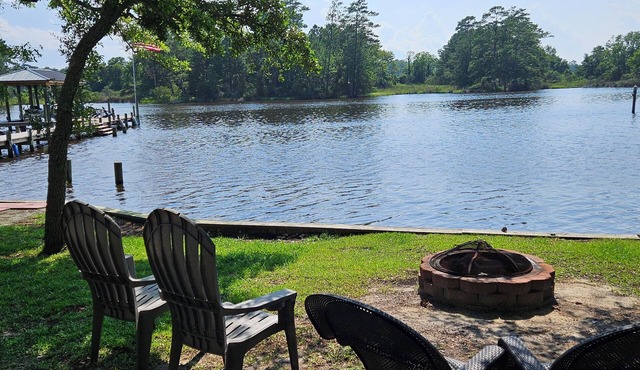 Cozy waterfront travel trailer 1 bedroom and AC, WiFi in charming Oriental
