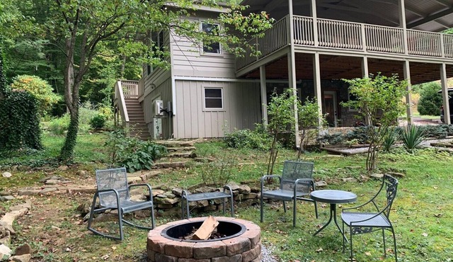 Creek Crossing Retreat- sleeps 10, creek, fire pit, WiFi, game room, central AC, gas grill