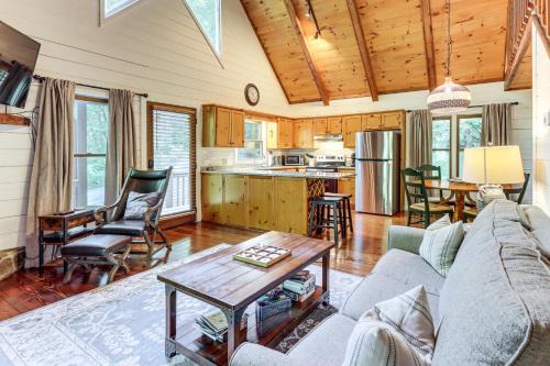 Creek Front Cabin w/Hot Tub+Fire Pit