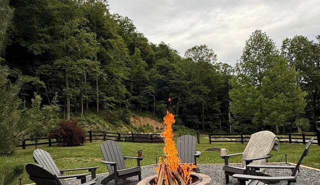 Creekfront Cabin Fire Pit Fenced Yard Near Crabtree Falls