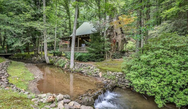 Creekside Fairytale Cabin by Mountain Oasis | Bear Creek Trail Access