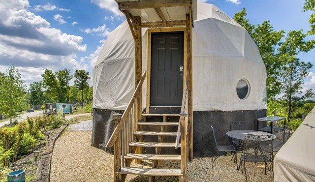 Creekside Glamping Dome in Rogersville w/Patio