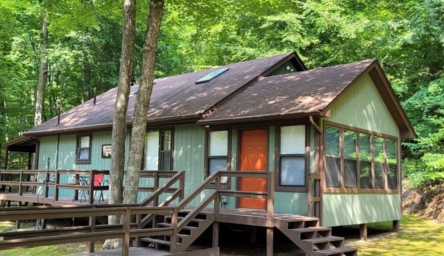Creekside Retreat is a newly remodeled secluded getaway in a lakeside community!