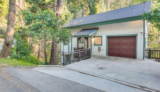 Crestline Home w/Deck < 2 Mi to Lake Gregory! in Crestline