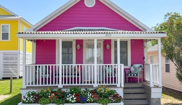 Cutest Cottage on the Beach- FREE WIFI and Laundry Included sleeps 5