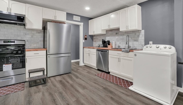 Daniel's Beautiful Midtown Retreat - Pet Friendly - 5 beds - Centrally Located in Montgomery