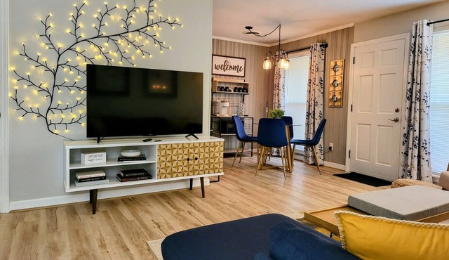 Dazzling Duplex, Pets, Private Driveway, EV charging!