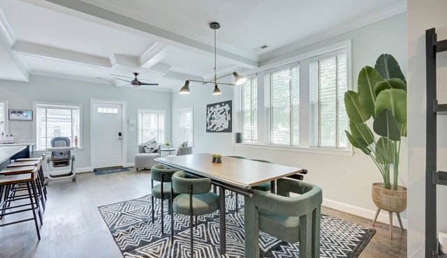 DC`s premier group home 5 bedrooms, 11 guests, EV charging, free parking