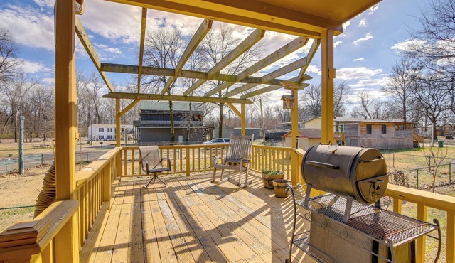 Deck & Fire Pit! Cabin Half-Mi to Tunica Lake in Tunica