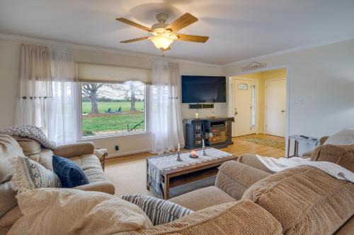 Deck & Pasture Views! Bealeton Farmhouse Escape in Remington