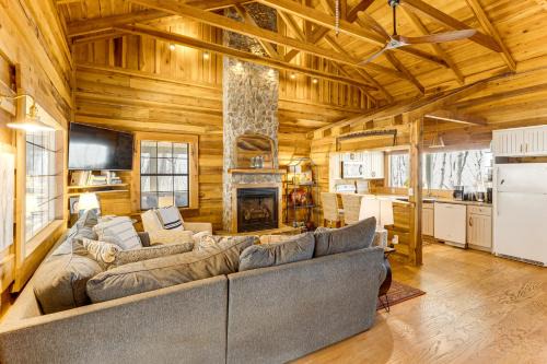 Deck, Sauna & Mtn View! Fort Payne Cabin