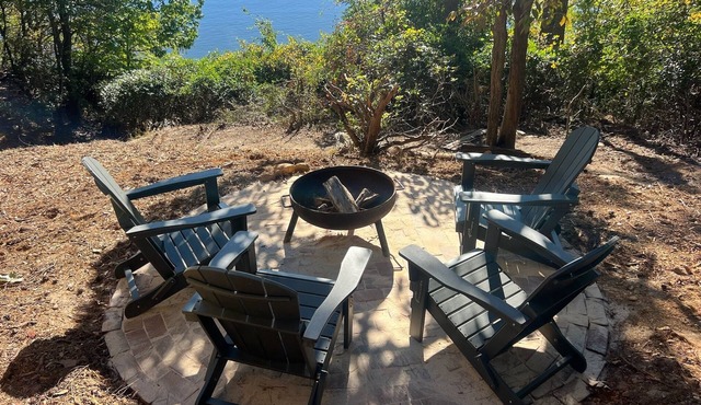 Deep water, private dock, beautiful sunsets, fishing, kayaking or boating.