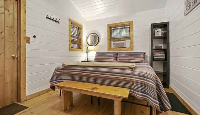DEER RUN Private cabin at Mulberry Gap in adorable Ellijay with AC, WiFi