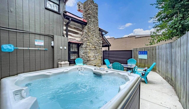 Del's Cabin: River Retreat Sleeps 8 w/ Hot Tub