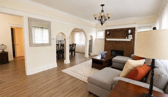 Delmar Loop | WashU | Forest Park | Free Parking in University City