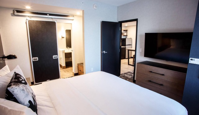 Deluxe Queens ADA Hearing and Mobility Accessible w/roll-in shower -Free Wifi