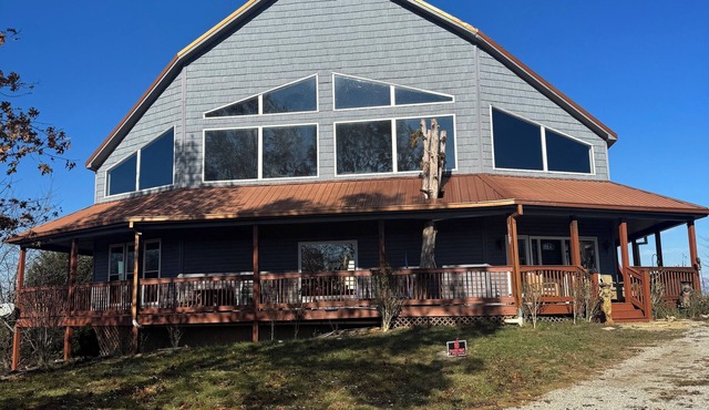 DERBY SPECIAL includes parking spot 50 ft from the track . 6-bedroom lodge