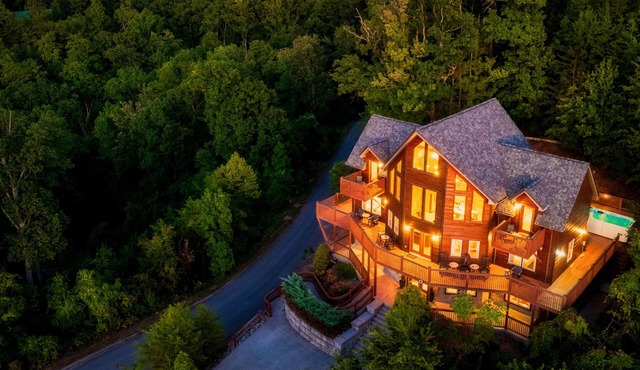 Designer Lodge/Stunning Views/Heated Pool/Spa/Firepit/Games