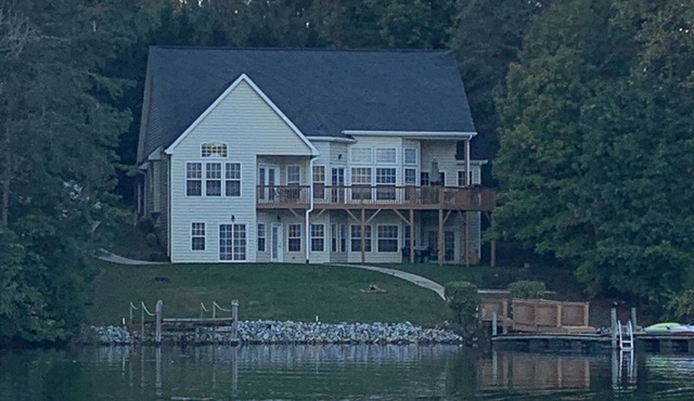 Dockside Daze - Lake Norman Lakefront property with plenty of space