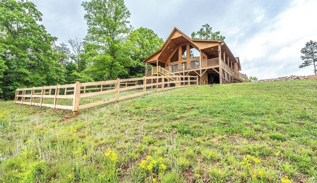 Dog-Friendly Chalet w/Fenced Yard, Dog Door & Deck, Sleeps 6